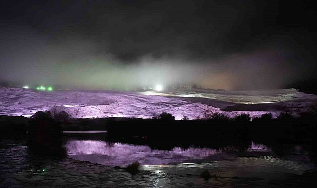Pamukkale travertenlerinde yağmur sonrası oluşan sis, kartpostallık görüntüler oluşturdu