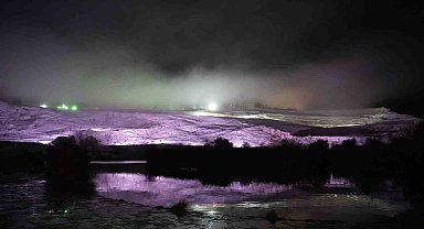 Pamukkale travertenlerinde yağmur sonrası oluşan sis, kartpostallık görüntüler oluşturdu