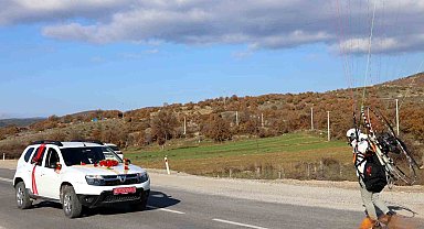 Paramotorla inip gelin arabasının önünü kestiler