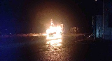 Park halindeki araç alev topu oldu, geriye hurda kaldı