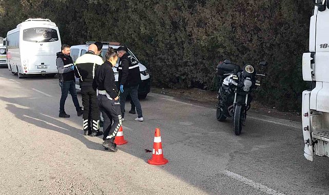Park halindeki aracının yanında beklerken işçi servisi çarptı