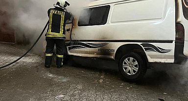 Park halindeki minibüs çıkan yangında kullanılamaz hale geldi