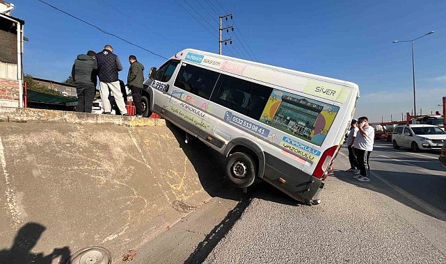 Park halindeki minibüs duvardan yolun kenarına düşerek asılı kaldı