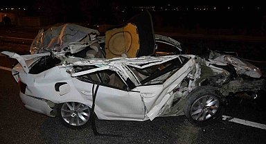 Park halindeki tıra çarpan otomobil hurdaya döndü: 2 yaralı