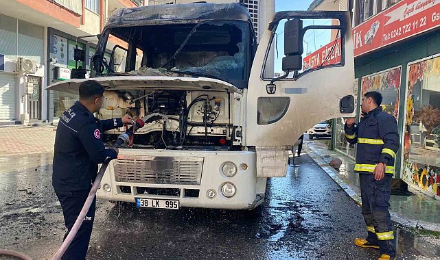 Park halindeyken alev alan kamyon kullanılamaz hale geldi