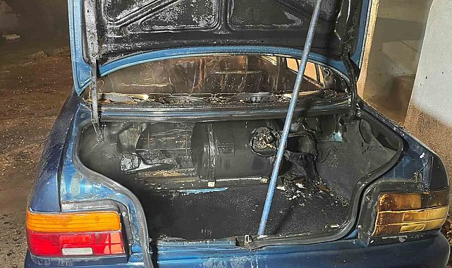 Park halindeyken yanan otomobil kullanılamaz hale geldi