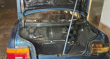 Park halindeyken yanan otomobil kullanılamaz hale geldi