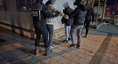Parklarda, sokaklarda uyuşturucu içen 12 kişi suçüstü yakalandı