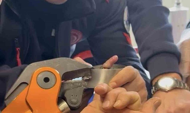 Parmağı çelik küllüğe sıkışan bebeğin imdadına itfaiye yetişti