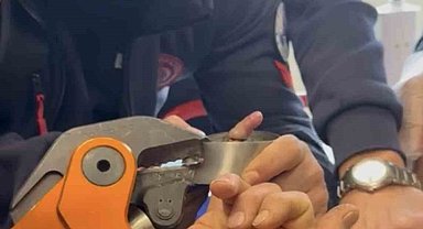 Parmağı çelik küllüğe sıkışan bebeğin imdadına itfaiye yetişti