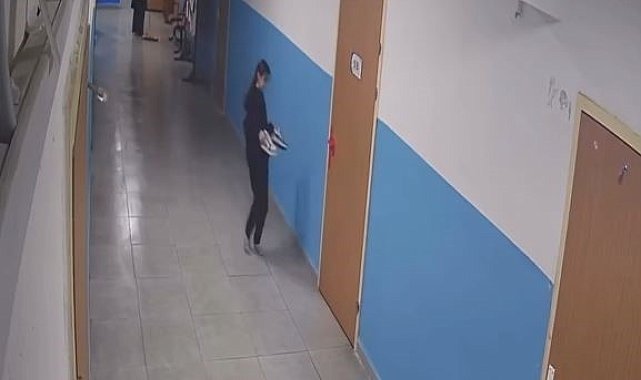Paspas yapılan alanı kirletmemek için ayakkabılarını çıkarttı