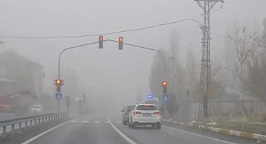 Patnos'ta etkili olan yoğun sis günlük hayatı olumsuz etkiledi