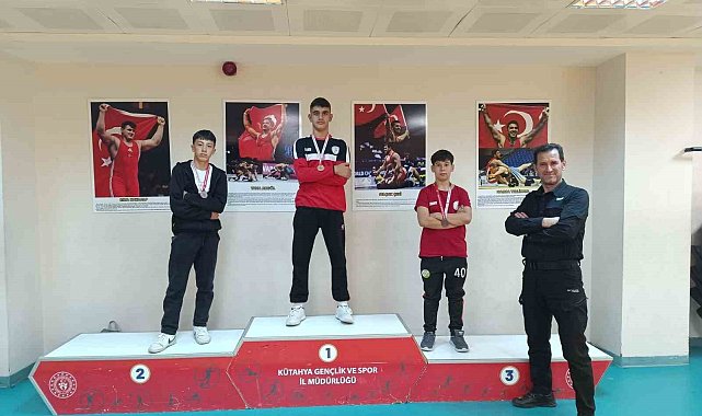 Pazarlar Spor Lisesi güreşte 3 madalya kazandı