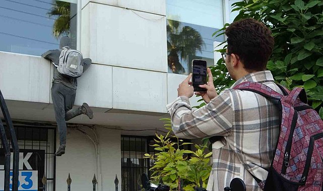 Penceredeki cansız manken 'hırsız'ı görenler, polisi arıyor, taş atıyor