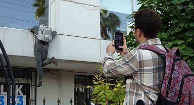 Penceredeki cansız manken 'hırsız'ı görenler, polisi arıyor, taş atıyor