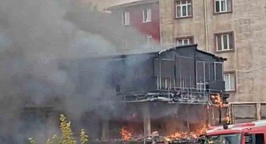 Pendik Kaynarca'da bir araçta başlayan yangın çevrede bulunan bina ve mekanlara da sıçradı. Olay yerine çok sayıda itfaiye ekibi sevk edildi.