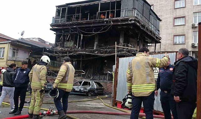 Pendik'te araçtaki yangın çevre binalara sıçradı: 2 araç ve kafe küle döndü