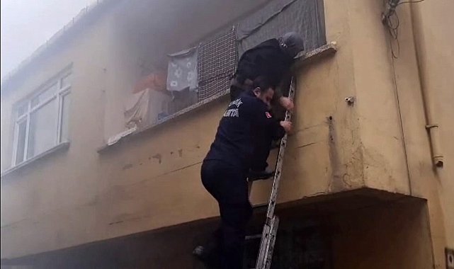 Pendik'te yangında can pazarı: Zabıta yaşlı kadını böyle kurtardı