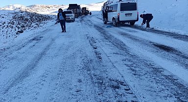 Pervari'de yolcu minibüsü yan yattı