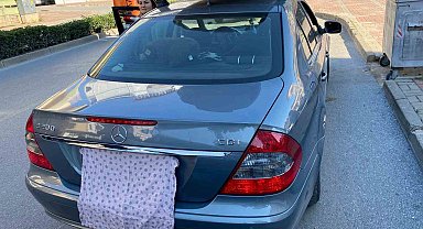 Plakası bezle kapatılan Mercedes plakasız çıktı