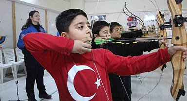 Polislerin desteğiyle okçu oldular