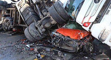 Posof'ta buzda kayan iki tır ve bir otomobil birbirine girdi: 1 yaralı