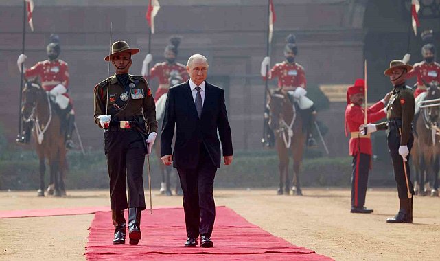 Putin, Hindistan'da resmi törenle karşılandı