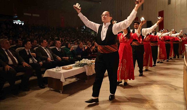 "Annem kanseri ikinci kez yendi" diyen öğrenci salonda dakikalarca alkışlandı