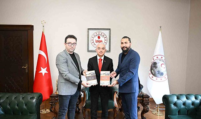 "Dünden Bugüne Kırklareli" eseri Vali Turan'a takdim edildi