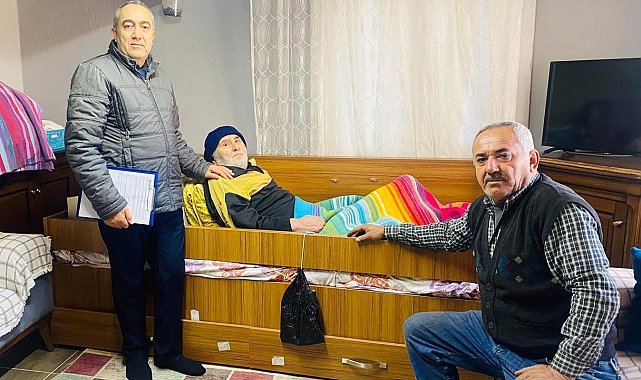 "Vatandaşa hizmet, Hakk'a hizmettir" diyerek yaşlıların ayağına gidiyor