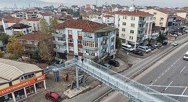 "Yayalar evimi izliyor" şikayeti üst geçidi yıktırdı: "Evi yine görebiliyoruz"