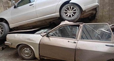 Rampada geriye kayan otomobil 8 metreden düşerek park halindeki aracın üzerine çıktı