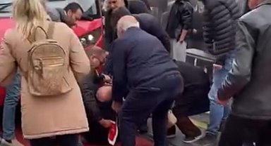 Raylardan geçmek isteyen adama tramvay çarptı