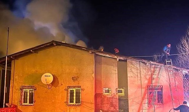 Refahiye'de köy konağı eklentisinde yangın