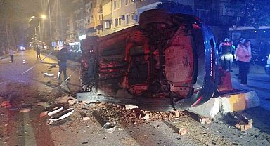 Refüje çarpıp takla atan otomobil karşı şeride geçti: 2 yaralı