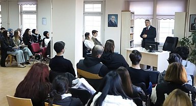 Rektör Kızıltoprak, 'Siyasi Tarih Dersi'ni Mustafa Hakkı Yeşil Kütüphanesi'nde işledi