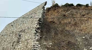 Rize'de istinat duvarı çöktü