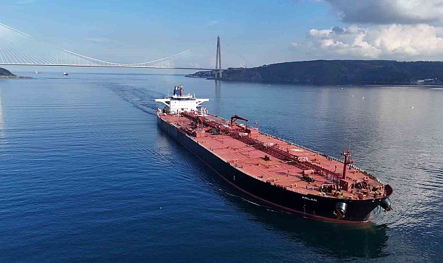 Rusya'nın en büyük limanında vurulan gemi İstanbul Boğazı'ndan geçti