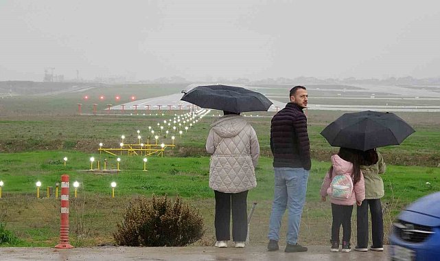 Sabiha Gökçen'in pistinde popüler hale gelen seyir terası ziyaretçi akınına uğruyor
