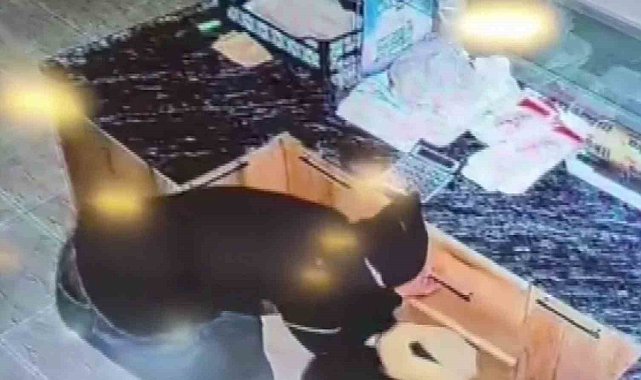 Sadaka kutusu ve nakit para çalan şahıslar kameraya yakalandı