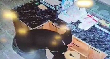 Sadaka kutusu ve nakit para çalan şahıslar kameraya yakalandı