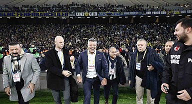 Sadettin Saran, galibiyet coşkusunu taraftarlarla yaşadı