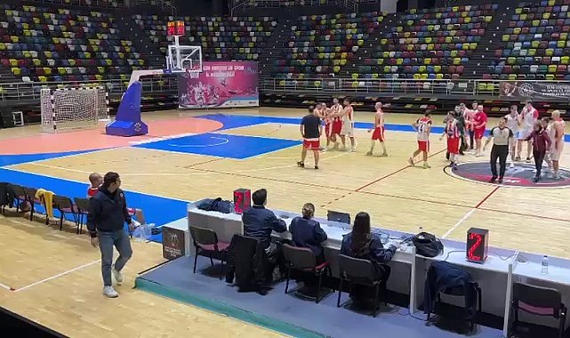 Samsun'da basketbol maçında oyuncu, hakeme saldırdı