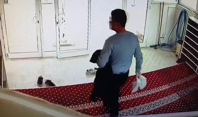 Şanlıurfa'da camide ayakkabı ve mont hırsızlığı kamerada