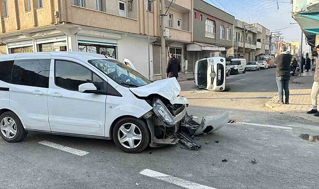 Şanlıurfa'da iki ticari araç çarpıştı, biri ters döndü