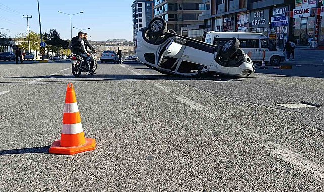 Şanlıurfa'da otomobiller çarpıştı: 4 yaralı