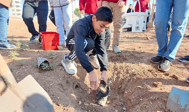 Şanlıurfa'da "Yeşeren Okullar Projesi" ile fidanlar toprakla buluştu
