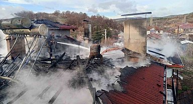 Şaphane'de çıkan yangında bir evin çatısı hasar gördü
