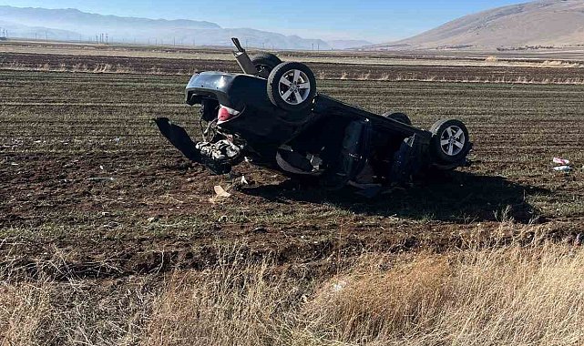 Şarampole devrilen otomobilde 2 kişi yaralandı