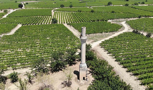 Sarıgöl'ün simgesi 'Kırık Minare' zamana direniyor